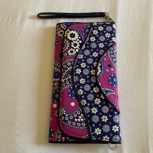 Vera Bradley Boysenberry clutch wristlet | Purple, navy blue and white floral